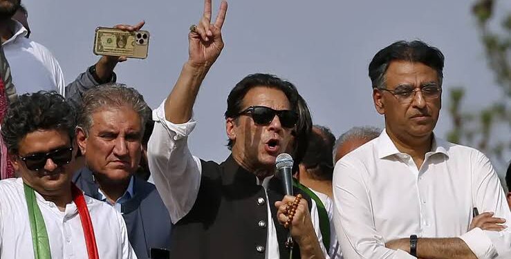 عمران خان کے کنٹینر کے قریب فائرنگ