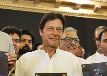 توہین الیکشن کمیشن کیس : عمران خان، فواد چوہدری اور اسد عمر کو نوٹس