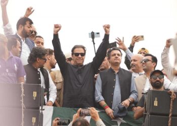 نواز شریف کے حلقے میں انہیں شکست دوں گا