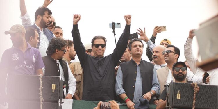 نواز شریف کے حلقے میں انہیں شکست دوں گا