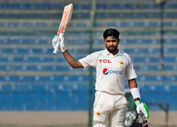 کراچی ٹیسٹ : بابراعظم اور سرفراز نے تباہی سے بچالیا