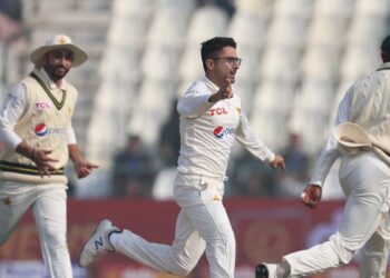 مسٹری اسپنر ابرار احمد ہی پہلے ہی اوور میں وکٹ