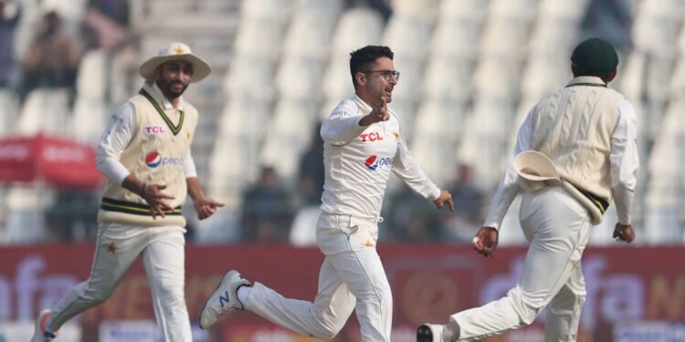 مسٹری اسپنر ابرار احمد ہی پہلے ہی اوور میں وکٹ