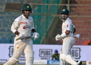 کراچی ٹیسٹ : بابراعظم اور سرفراز نے تباہی سے بچالیا