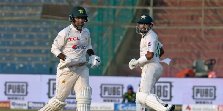 کراچی ٹیسٹ : بابراعظم اور سرفراز نے تباہی سے بچالیا