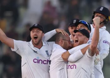 انگلش بالرز نے پاکستانی بلے بازوں کا جلوس نکال دیا