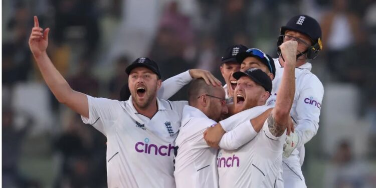 انگلش بالرز نے پاکستانی بلے بازوں کا جلوس نکال دیا