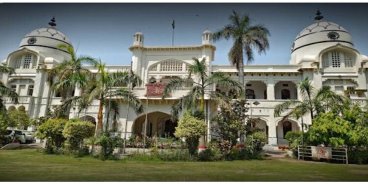 تاریخی درس گاہ میں شادی کا فوٹو شوٹ