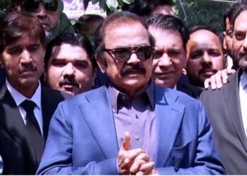 عارف علوی مذاکرات کے لیے سرگرم ہیں