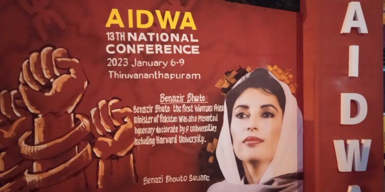 بے نظیر بھٹو کی تصویر پر بھارت میں ہنگامہ کیوں؟