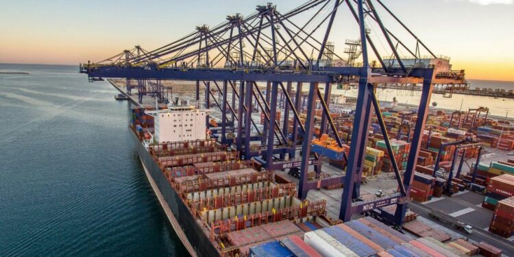 پھنسے کنٹینرز کے تمام چارجز معاف