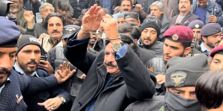 شیخ رشید نے گرفتاری کے وقت نازیبا زبان استعمال کی