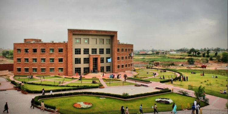 نجی یونیورسٹی کا بہن بھائی کے تعلق پر قابل اعتراض سوال