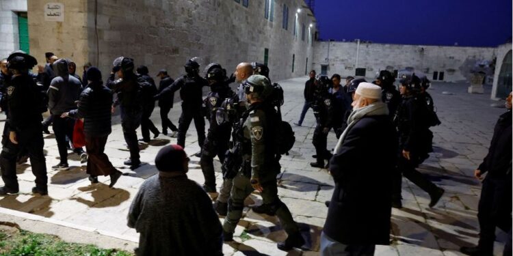 اسرائیلی فورسز کا مسجد اقصیٰ پر حملہ