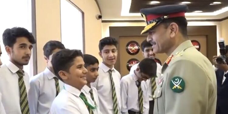 آرمی چیف جنرل عاصم منیر کی طلبہ اور شہدا کے بچوں سے ملاقات