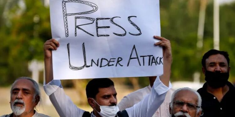 پاکستانی صحافیوں پر حملوں اور دھمکیوں میں60 فیصد سے زیادہ اضافہ ہوا، فریڈم نیٹ ورک