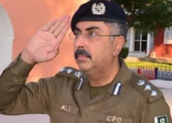 ڈی آئی جی آپریشنز لاہور علی ناصر رضوی کی آنکھ متاثر