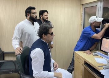 عمران خان کو نیب نے حراست میں لے لیا