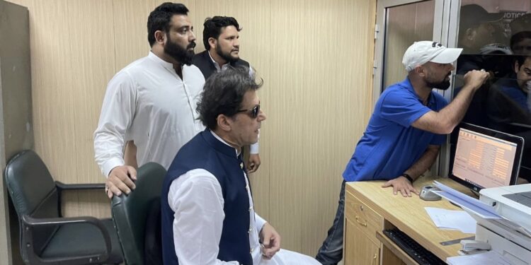 عمران خان کو نیب نے حراست میں لے لیا
