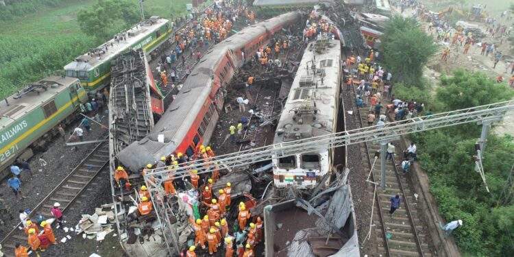 بھارت میں خوف ناک ٹرین حادثہ ، ملک بھر میں سوگ کا اعلان