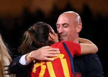 بوسہ تنازعہ : لوئیس کا مستعفی نہ ہونے کا اعلان