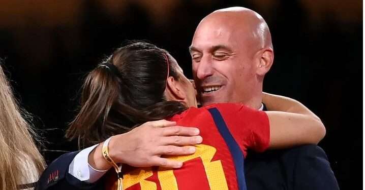 بوسہ تنازعہ : لوئیس کا مستعفی نہ ہونے کا اعلان