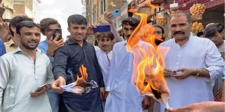 ملک بھر میں بجلی کے بل پر احتجاج، وزیراعظم کا ہنگامی اجلاس