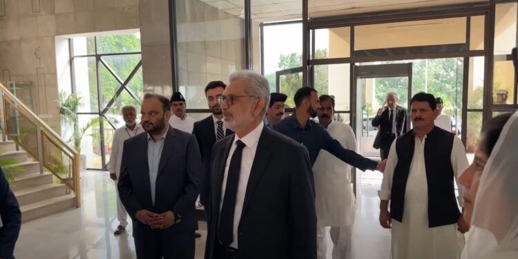 نئے چیف جسٹس کا پہلا دن، پروٹوکول اور گارڈ آف آنر لینے سے انکار
