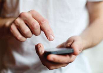 چیئرمین پی ٹی آئی کی بیٹوں سے ٹیلی فونک گفتگو کرانے کا حکم