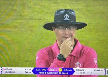 کوہلی کی سنچری کے لیے ایمپائرکی کامیاب کوشش