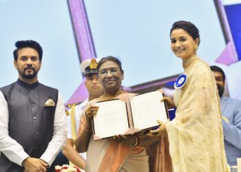 عالیہ بھٹ اور کریتی سینن ایوارڈز کی حقدار