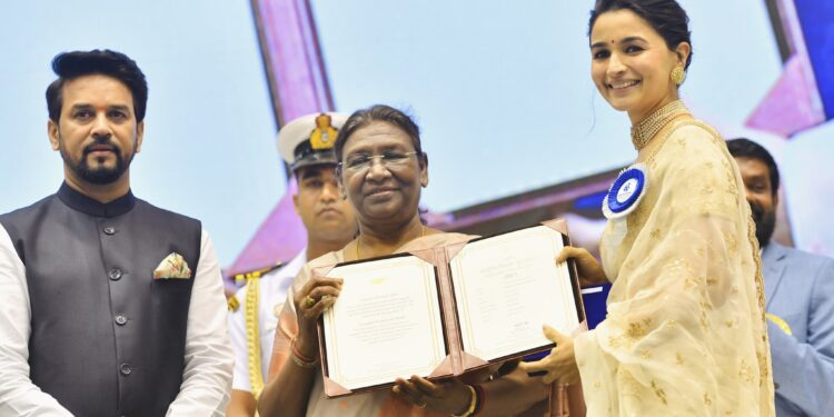 عالیہ بھٹ اور کریتی سینن ایوارڈز کی حقدار