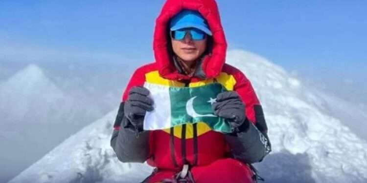 نائلہ کیانی ” چواویو ” کو سر کرنے والی پہلی پاکستانی خاتون کوہ پیما