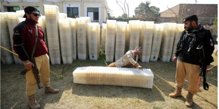 انتخابات 2024 کیلئے پولنگ کے سامان کی ترسیل شروع