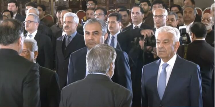 وفاقی کابینہ نے حلف اٹھا لیا ، پہلا اجلاس بھی آج