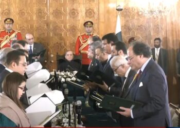 وفاقی کابینہ نے حلف اٹھا لیا ، پہلا اجلاس بھی آج