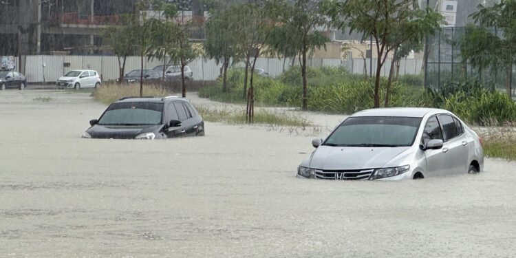 دبئی میں موسلادھار بارش کا 75 سالہ ریکارڈ ٹوٹا ، نظام زندگی مفلوج