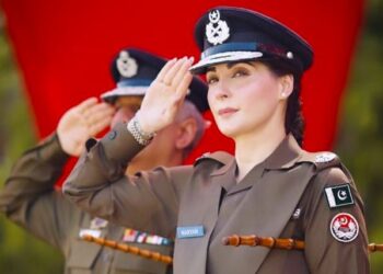 پولیس یونیفارم پہننے کے خلاف درخواست  دائر
