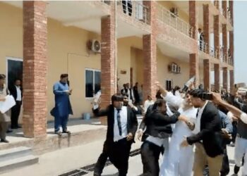 خاور مانیکا پر حملے کا مقدمہ درج