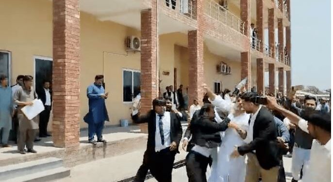 خاور مانیکا پر حملے کا مقدمہ درج