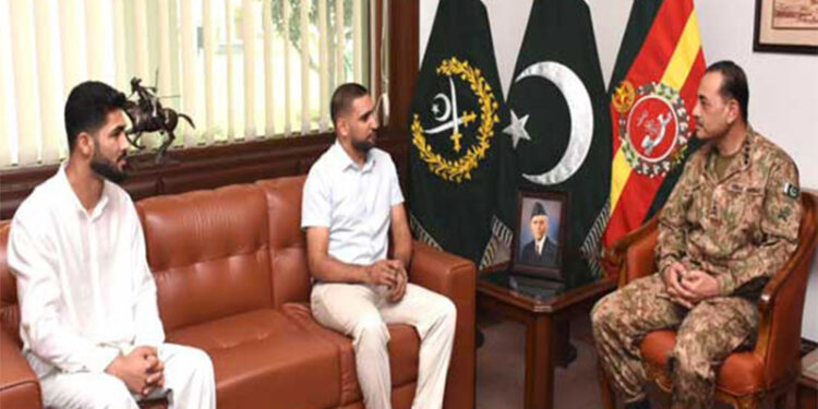 آرمی چیف سے باکسر عامر خان اور مارشل آرٹس چیمپئن شاہ زیب کی ملاقات