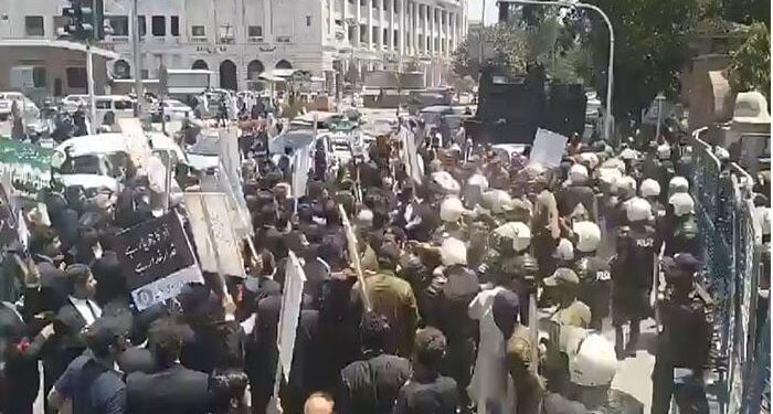 لاہور میں وکلا کا احتجاج اور پولیس سے جھڑپیں