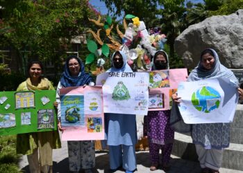 پشاور میں ” ارتھ ڈے ” پر ماحولیاتی آگاہی کی تقریب
