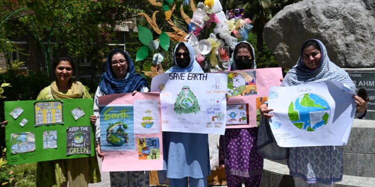پشاور میں ” ارتھ ڈے ” پر ماحولیاتی آگاہی کی تقریب