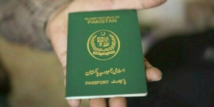 بیرون ملک پناہ لینے والے پاکستانیوں کو پاسپورٹ جاری نہ کرنے کا فیصلہ
