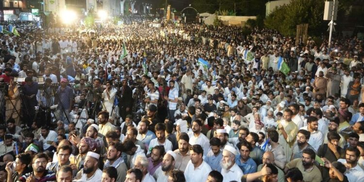 جماعت اسلامی کا دھرنا جاری، عدالتی کارروائیاں متاثر