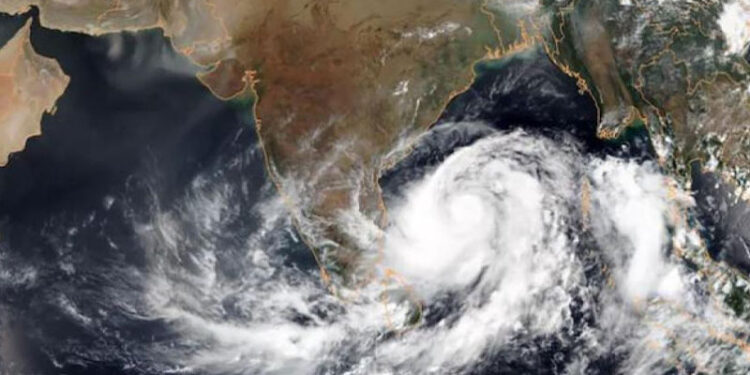 سمندری طوفان ’اسنیٰ‘ کراچی سے 120 کلومیٹر دور