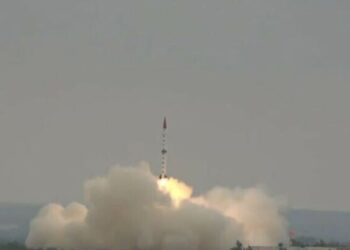 زمین سے زمین تک مار کرنے والے بیلسٹک میزائل شاہین 2 کا کامیاب تجربہ