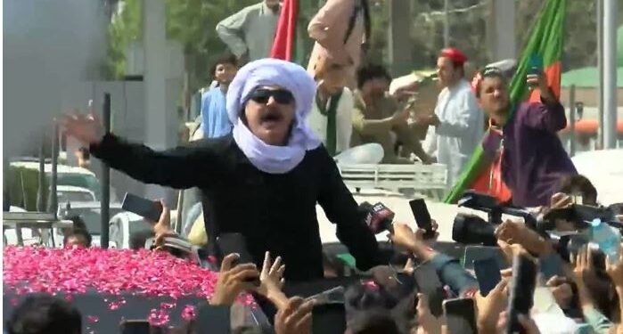 خیبر پختونخوا سے پی ٹی آئی کے قافلے راولپنڈی احتجاج کیلئے روانہ