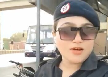 کراچی: سوشل میڈیا پر ویڈیو وائرل ہونے پر لیڈی کانسٹیبل معطل